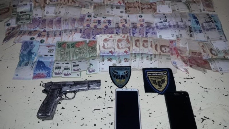 La policía secuestró el arma, celulares y dinero.
