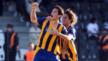 Guillermo Burdisso, en uno de sus cuatro goles en Central.