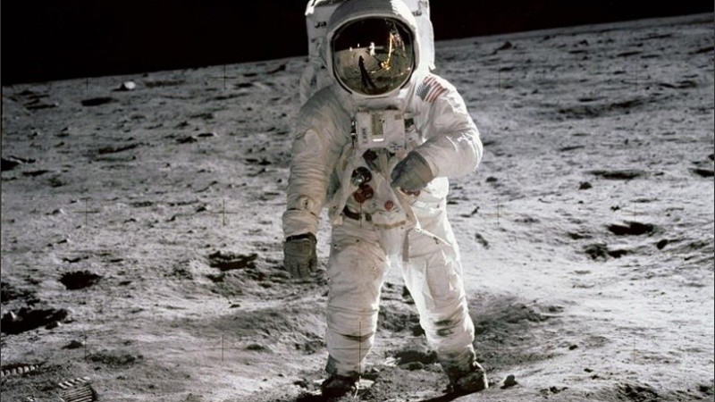 Entre las cosas que llevaron los astronautas, un banderín del rojo.