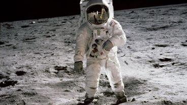 Entre las cosas que llevaron los astronautas, un banderín del rojo.