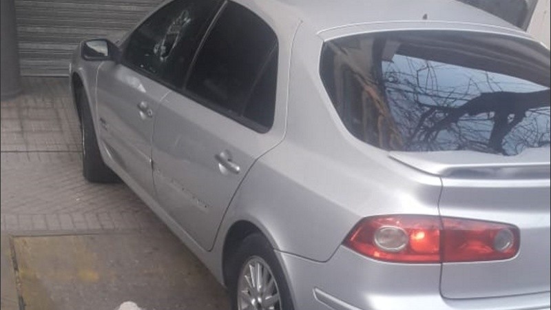 El Renault Laguna está a nombre de una persona con domicilio en Santa Fe. 