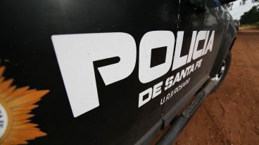 Uno de los agentes sufrió un traumatismo de cráneo y una herida cortante en la cara.