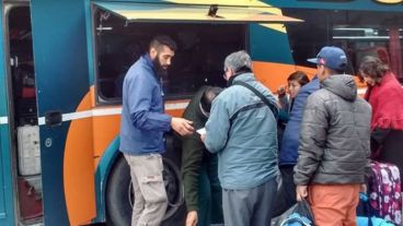 Los ladrones abrieron la baulera y sacaron una de las valijas.