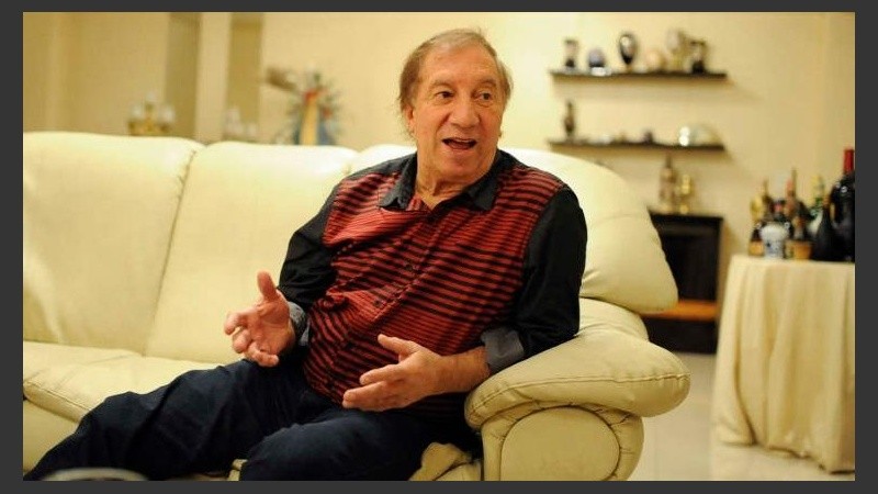 Carlos Bilardo sigue internado grave. 