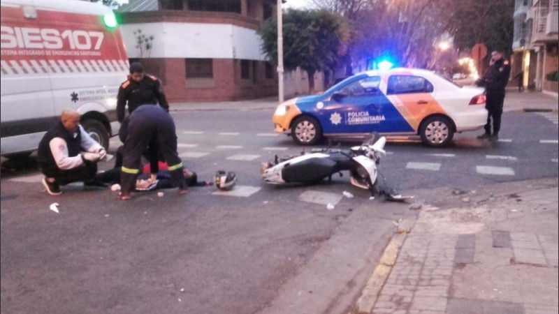 La motociclista fue asistida por el Sies.