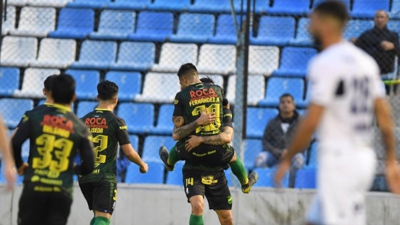 Defensa pasó a octavos y jugará ante Patronato.