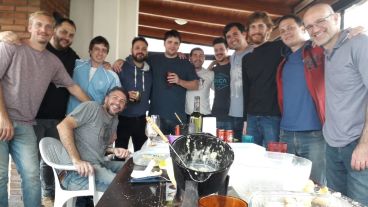 Al mediodía y dentro de una casa: el grupo de la bagna cauda.