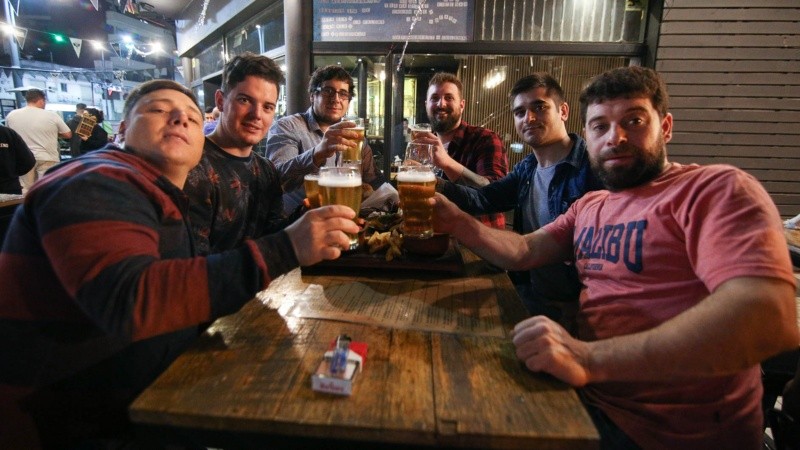 Chicos, jóvenes y adultos mayores en la noche del sábado por Pellegrini.