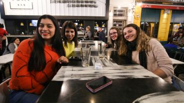 Chicos, jóvenes y adultos mayores en la noche del sábado por Pellegrini.