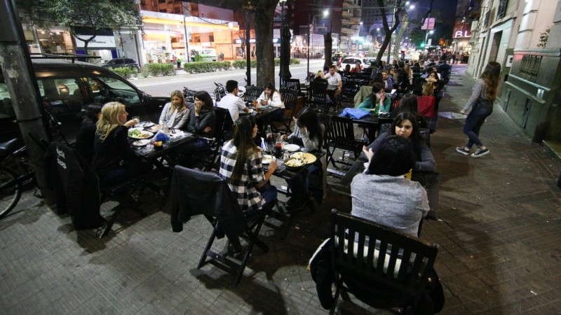 Chicos, jóvenes y adultos mayores en la noche del sábado por Pellegrini.