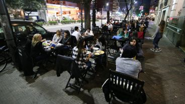 Chicos, jóvenes y adultos mayores en la noche del sábado por Pellegrini.