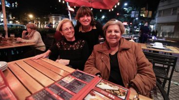 Chicos, jóvenes y adultos mayores en la noche del sábado por Pellegrini.