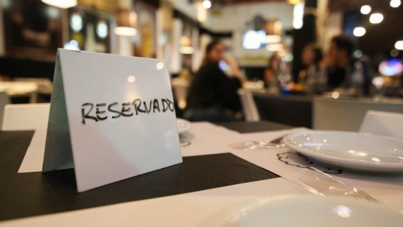 Chicos, jóvenes y adultos mayores en la noche del sábado por Pellegrini.