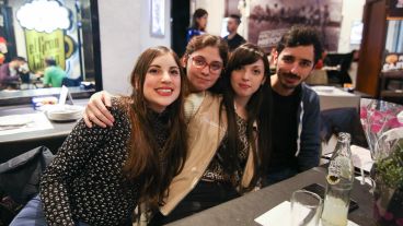 Chicos, jóvenes y adultos mayores en la noche del sábado por Pellegrini.