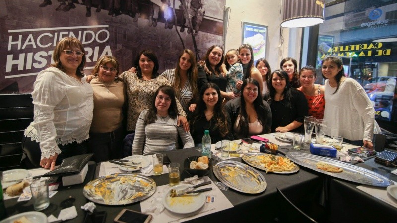 Chicos, jóvenes y adultos mayores en la noche del sábado por Pellegrini.