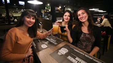 Chicos, jóvenes y adultos mayores en la noche del sábado por Pellegrini.