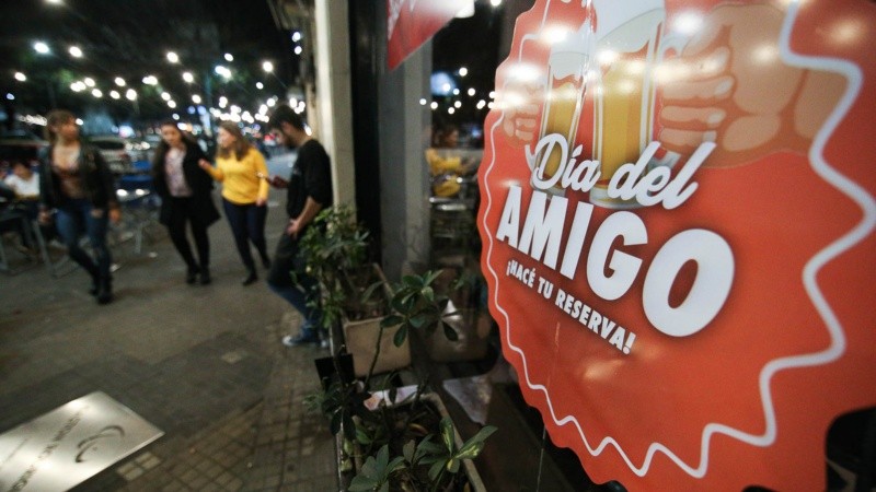 Chicos, jóvenes y adultos mayores en la noche del sábado por Pellegrini.