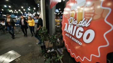 Chicos, jóvenes y adultos mayores en la noche del sábado por Pellegrini.