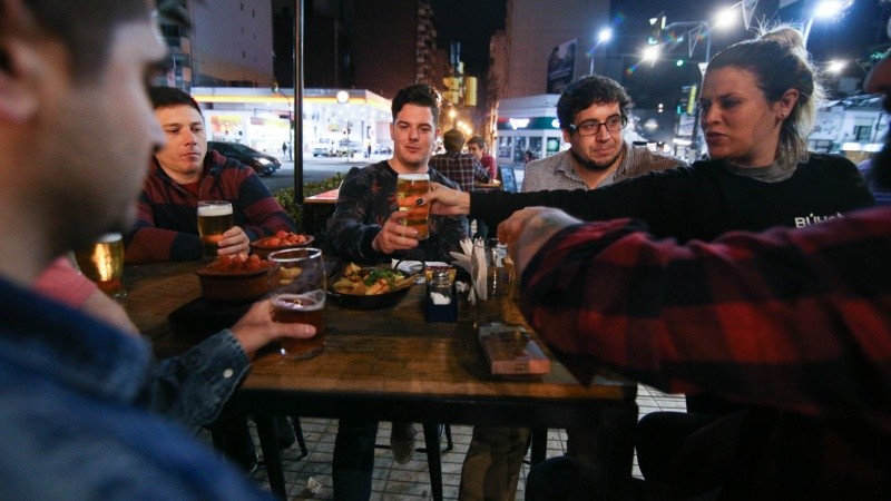 Chicos, jóvenes y adultos mayores en la noche del sábado por Pellegrini.
