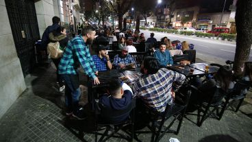 Chicos, jóvenes y adultos mayores en la noche del sábado por Pellegrini.