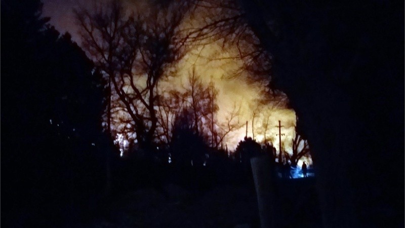 Fuego en la localidad cordillerana de Potrerillos, a unos 70 kilómetros de la capital .