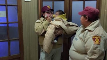 La beba, alimentada por agentes de la GUM.
