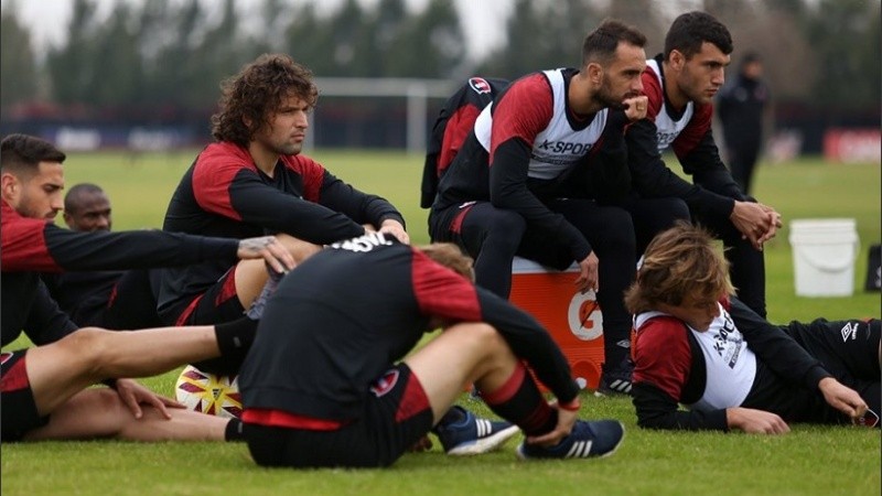 Callegari junto a Gentiletti, Esa sería la dupla central en el debut.