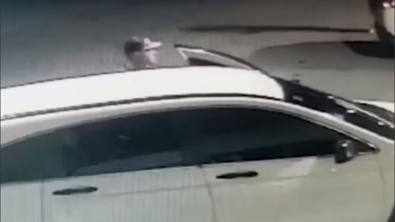 Las cámaras de una estación de servicio también son analizadas.