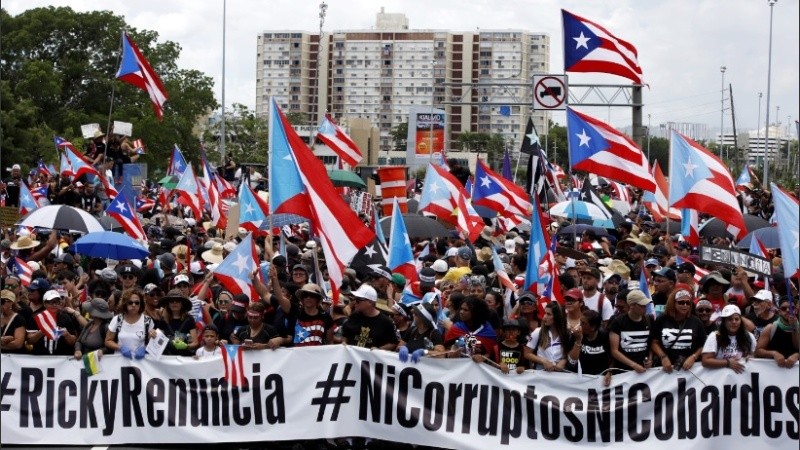 Masiva manifestación en contra del gobernador.
