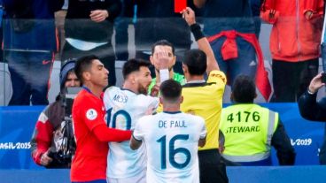 El árbitro paraguayo Mario Díaz de Vivar echó a Leo y a Medel.