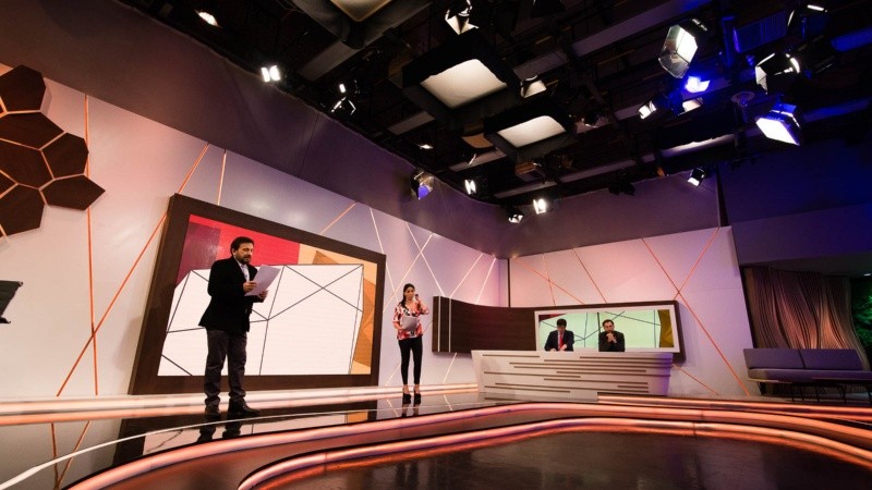 Alberto Lotuf y Giselle Massoud en plena conducción en el lujoso y renovado estudio.