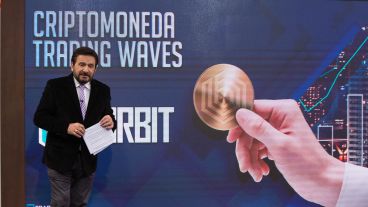 Alberto Lotuf en el aire presentando un informe en la super pantalla.