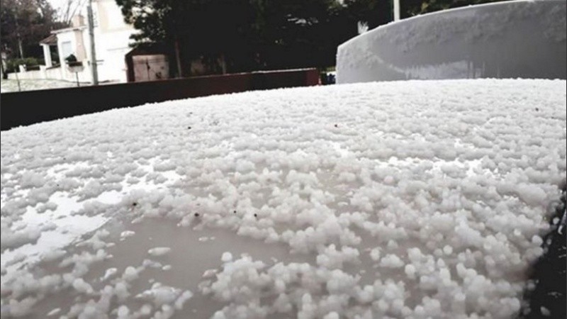 La foto muestra la caída de graupel en Santa Fe. 