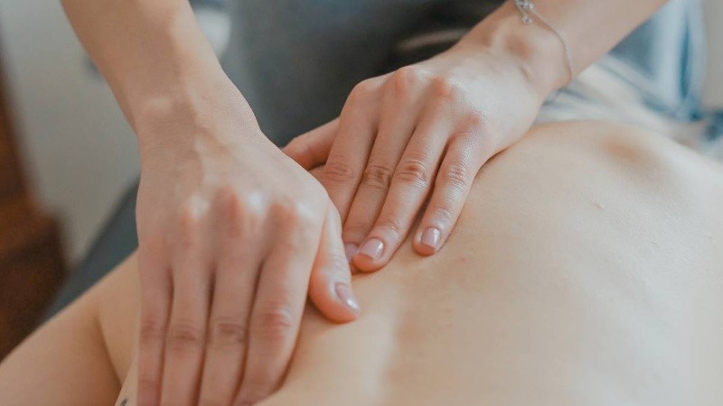 El dolor provocado por este aprisionamiento del nervio produce dolor en toda la espalda, sigue por la pierna y en muchas ocasiones llega al pie.