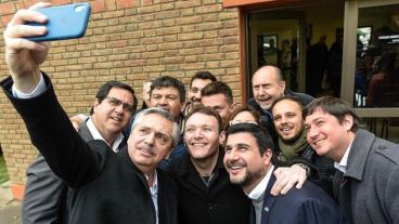 Selfie de campaña: Fernández junto a Perotti y Cleri en Santa Fe.