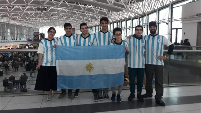 El equipo argentino, con dos estudiantes de Rosario.