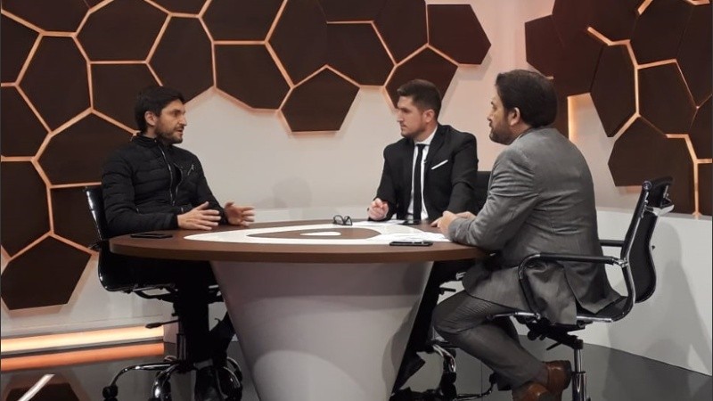 El ministro con los periodistas de Telenoche.