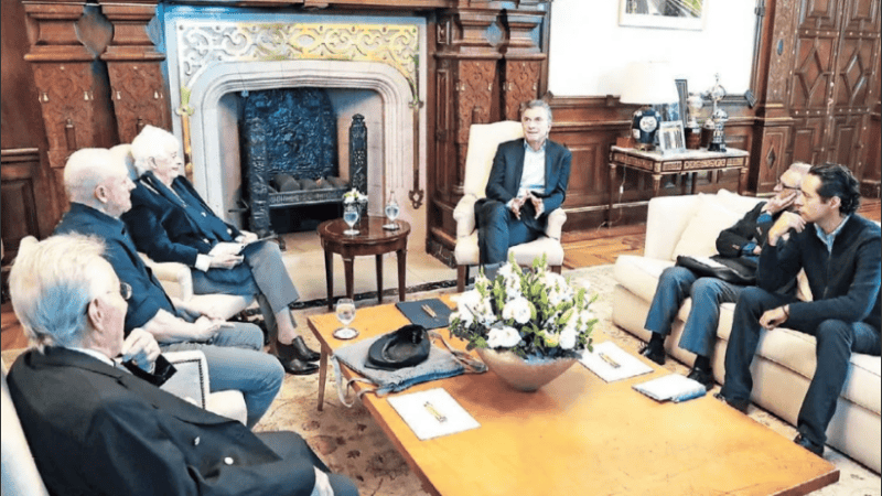 Macri con algunos de los intelectuales que lo apoyan.