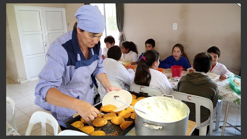 Los comedores escolares deben alimentar a los alumnos con escasos recursos.