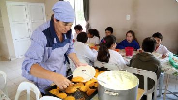 Los comedores escolares deben alimentar a los alumnos con escasos recursos.