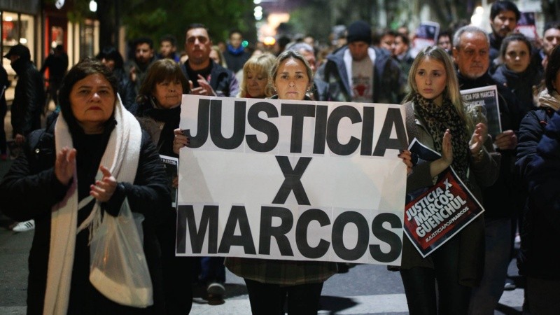 Se hicieron dos marchas para pedir el esclarecimiento del brutal homicidio ocurrido en Sucre al 1200.