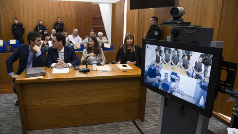 Walter Jure (sentado arriba a la derecha en el monitor) siguió la apelación del juicio a Los Monos desde la cárcel de Ezeiza.