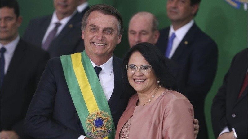 La ministra Alves junto al presidente Bolsonaro. 