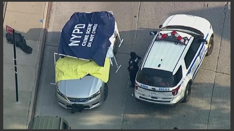 El auto en el que murieron los gemelos, intervenido por la Policía de Nueva York. 