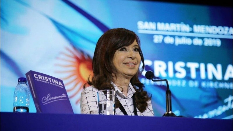 La ex mandataria presentó su libro en Mendoza.