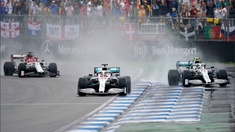 Kimi Raikkonen (Alfa Romeo), Lewis Hamilton (Mercedes) y Valtteri Bottas (Mercedes), en el GP de Alemania.