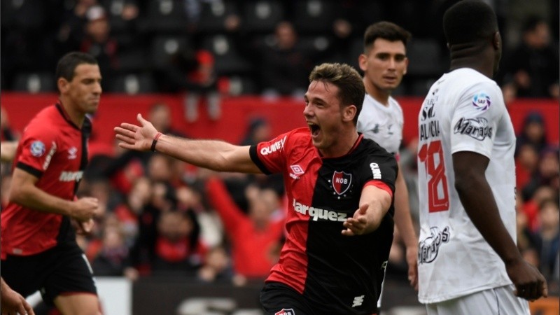 Toda la alegría de Alexis tras marcar el primero.