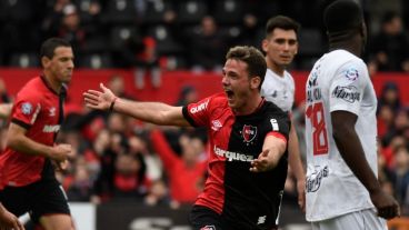 Toda la alegría de Alexis tras marcar el primero.