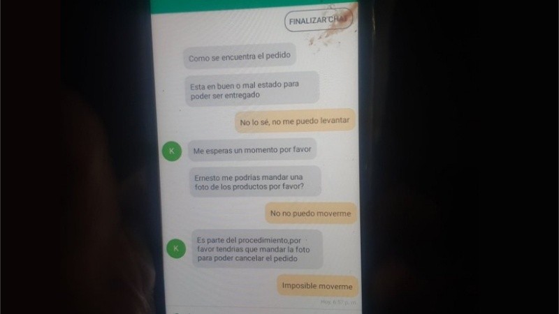 El teléfono ensangrentado y un chat que indigna.