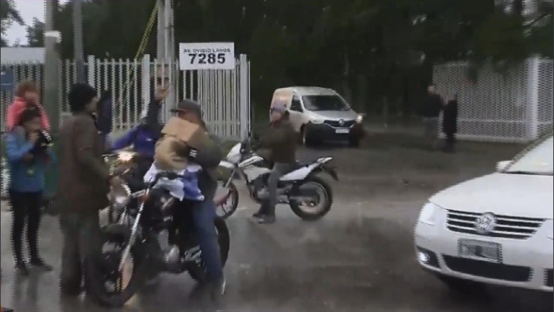 El motociclista que intentó pasar haciendo equilibrio con varios paquetes.
